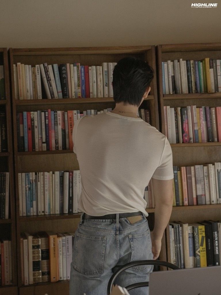 CHASMNED's tweet image. ㅤㅤ

                 [ 15/3    ; 

                                      the library date ]

               “I find books to be windows
                to the soul; I wonder if you’ll
             indulge me with your favourite”

ㅤㅤ