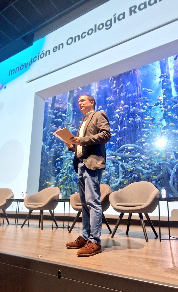 Un privilegio moderar la sesión de tumores torácicos 🫁 con la Dra. <a href="/PalomaSF89/">Paloma Sosa</a> 👩‍⚕️ en la Reunión de Innovación de la Sociedad Andaluza de Canceología 💪🩺🎗️💡 #Oncología #Innovación 🌟
