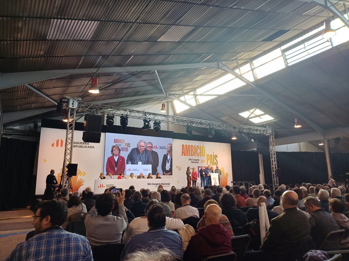 montseargelich's tweet photo. Molt agraïda al @JoanTarda i a l'equip per la feina feta, rigorosa i ben comunicada.
El partit necessitava aquest exercici de transparència.
Celebro que hi hagi valents parlant clar per posar llum a la foscor.
Un aplaudiment unànim i la majoria de gent dempeus al #congresERC https://t.co/pgNkAqIZDy
