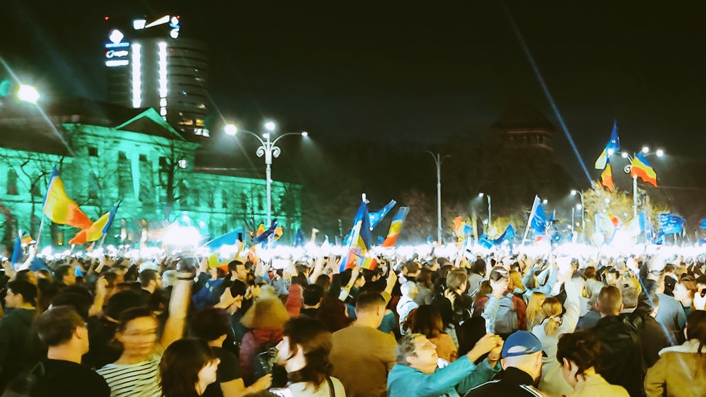 BicaRazvan3's tweet photo. Proud to have been one of those small, insignificant (only on its own) lights. #romania #proeuropa #proue #ue #EuRoManifest 
Photo credit for first pic Dan Mihai Bălănescu https://t.co/8QsGXa1r7O