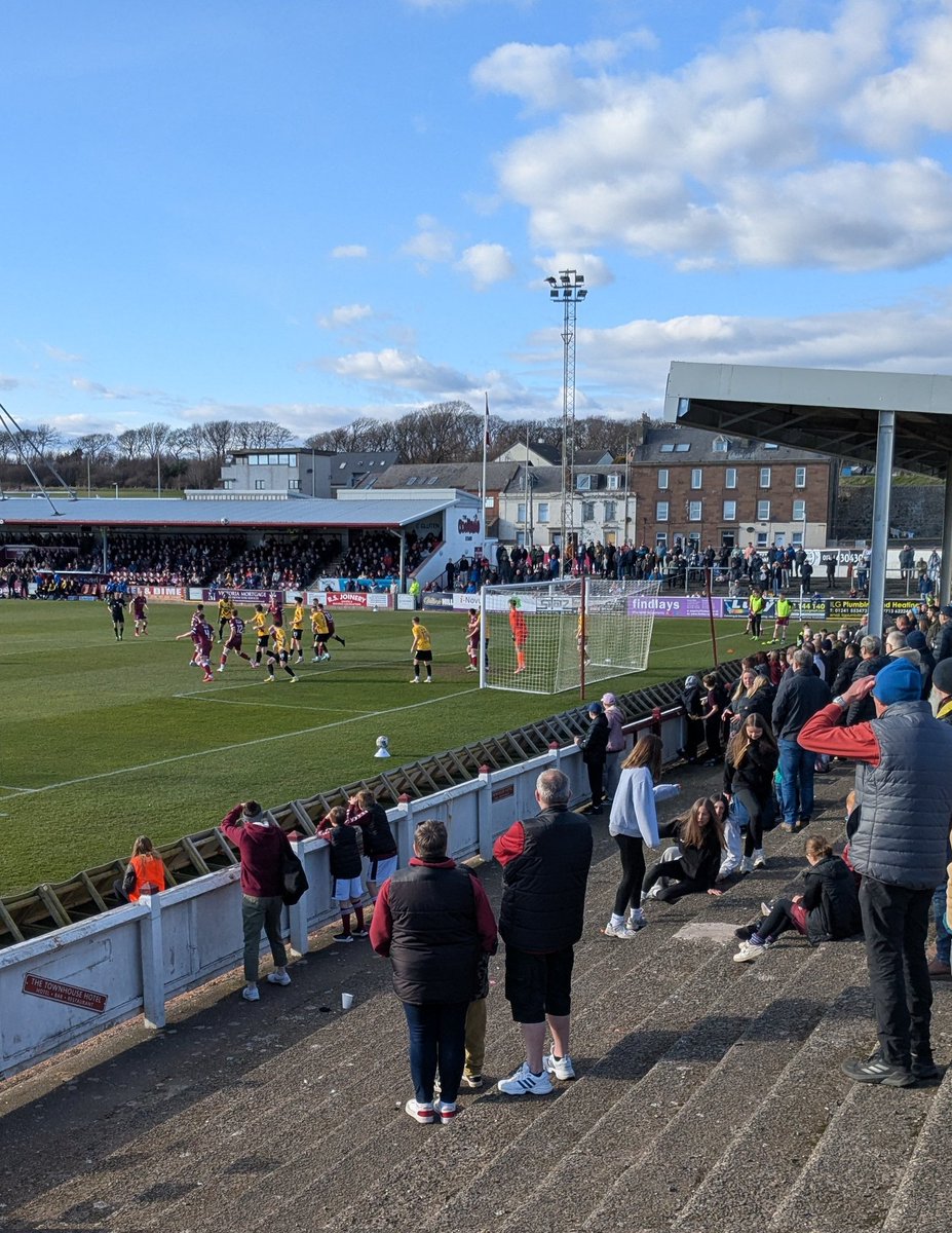 AndyVern15's tweet photo. A trip to Arbroath, and the closest football ground to the sea in the UK. Some locals even told me, in Europe.

It must be absolutely brutal here in the winter, but thankfully today the sun was shining.

#groundhopping https://t.co/0qc4HehSVe