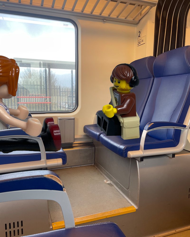 treinchickje's tweet photo. Er zijn zowaar nog zitplekken in de trein. TreinChickje ratelt vrolijk verder. Ik merk dat ik af en toe zit weg te dromen. Ik staar in haar grijsblauwe ogen en naar haar lichtroze lippenstift. Hoe heb ik in al die maanden niet gezien dat ze best wel mooiig is? #TreinChickje https://t.co/e3nrRKrVMF