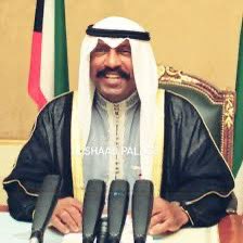 abalhaifi's tweet photo. الشيخ سعد العبدالله والسفير علي الهيفي وزيارات رمضان

تفرح عندما ترى  الزيارات الرمضانية والتواصل بين الشعب الكويتي من خلال الديوانيات التى تميز الكويت عن كل بلدان العالم 
وكان سمو الأمير وسمو ولي العهد حفظهما الله تعالى هم أول من سنّ هذه السنة باستقبالهم المواطنين في أول شهر رمضان المبارك 
وعند رؤيتي لزيارة المسؤولين والوزراء والمحافظين للدواوين تذكرت الأمير الراحل الشيخ سعد رحمه الله تعالى عندما كان يزور الدواوين  ومن الديوانيات التي يزورها ولا أذكر أنه انقطع عنها إلى أن مرض ديوان الوالد براك سالم الهيفي رحمهما الله تعالى 
وفي أحدى زياراته لديوان الوالد  في شهر رمضان 
طرح عليه السفير علي سلمان الهيفي موضوع يؤرق فئة كبيرة من المواطنين 
حيث كان المواطن عندما يستلم أرضه من الحكومة ليبنيها ينقطع عنه بدل الإيجار فوراً ويبدأ قسط بنك التسليف من يوم استلام الأرض
وبين له أن هذا يثقل كاهل المواطن واقترح عليه أن لا يتم إيقاف بدل الإيجار ولا يتم استقطاع قسط بنك التسليف إلا بعد إيصال التيار الكهربائي 
وكان الشيخ سعد يسمع باهتمام ويستوضح بعض الأمور 
فشكر السفير الهيفي على هذه الملاحظة ووعده بالخير
وبعد يوم واحد يقول السفير تم الإتصال بي من مكتب سمو ولي العهد وطلبه أن يزوره في المكتب يقول : وعندما ذهبت في الموعد المحدد إذا بالشيخ سعد وطلب مني شرح المقترح بالتفصيل وأمر بتنفيذه 
وبعده مدة قصيرة صدر قرار من وزير الأسكان بالمقترح الذي قدمته للشيخ سعد.
استذكرت هذا الموقف الجميل الذي كان سببه زيارات المسؤولين للدواوين واستماعهم للمواطنين والأخذ باقتراحاتهم 
فكم مواطن استفاد منذ سنوات إلى الآن بسبب اقتراح مواطن وتجاوب مسؤول 
وهذا غيض من فيض وهو مثال واحد على أمثلة كثيرة كانت ومازالت وستستمر بإذن الله تعالى