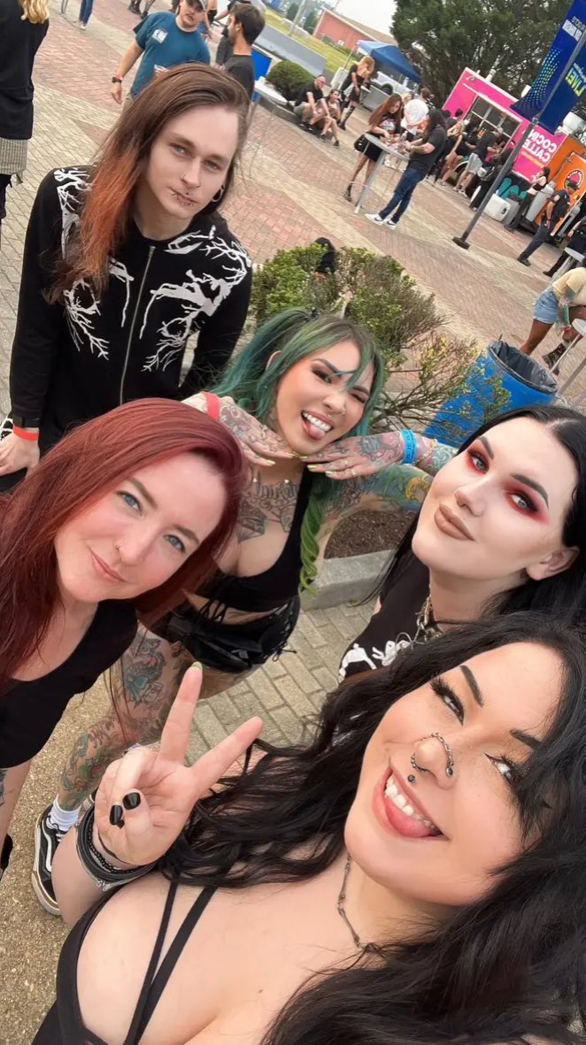 edenrosettaxvx's tweet photo. RIP sweet angel @urwaifuneptune… this does not feel real. I have been crying all day and I’m not sure when it will stop. I love you. https://t.co/HKOHTpUi1x