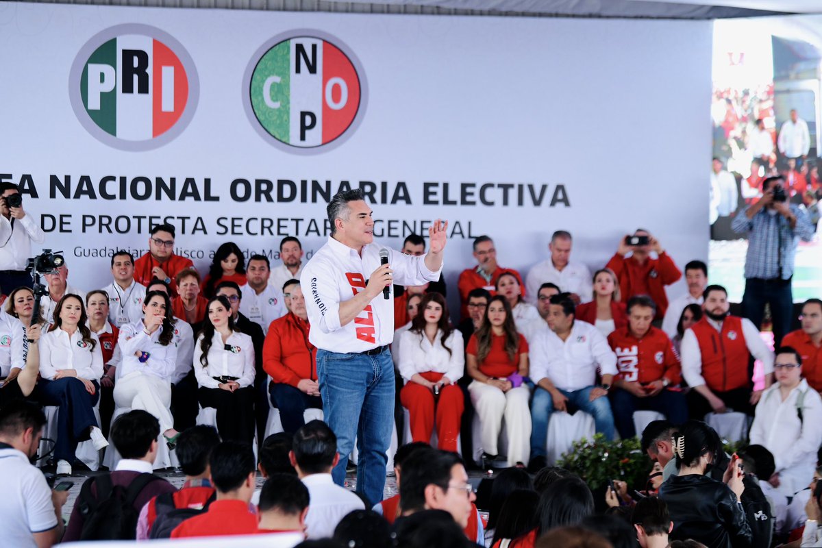 PRI_Nacional's tweet photo. La familia cenopista nacional tiene el compromiso de estar en territorio, escuchar a la ciudadanía y ser el vínculo para que sus necesidades sean atendidas.  

Las y los mexicanos deben saber que, pese a los malos gobiernos de Morena, el PRI siempre estará para respaldarlos y construir juntos soluciones a los grandes retos que enfrenta México.