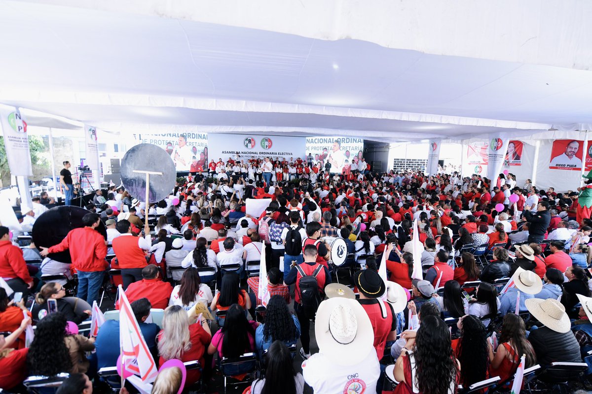 PRI_Nacional's tweet photo. La familia cenopista nacional tiene el compromiso de estar en territorio, escuchar a la ciudadanía y ser el vínculo para que sus necesidades sean atendidas.  

Las y los mexicanos deben saber que, pese a los malos gobiernos de Morena, el PRI siempre estará para respaldarlos y construir juntos soluciones a los grandes retos que enfrenta México.