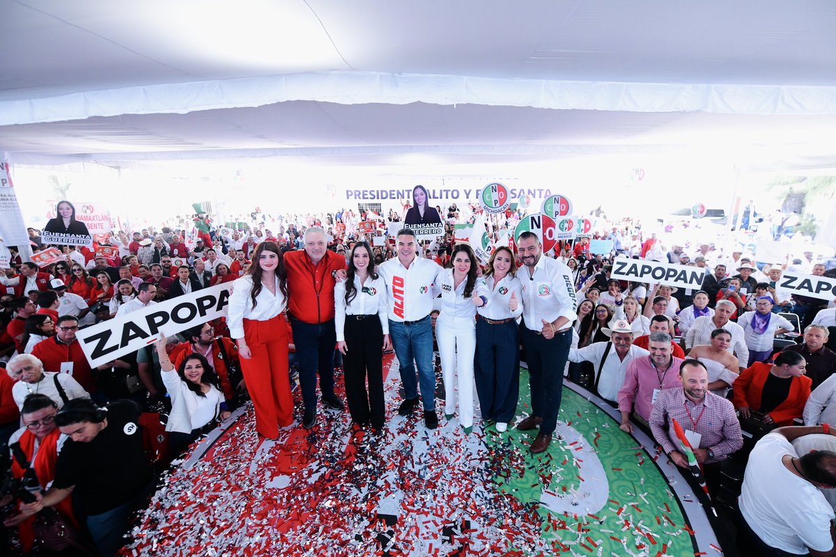 PRI_Nacional's tweet photo. La familia cenopista nacional tiene el compromiso de estar en territorio, escuchar a la ciudadanía y ser el vínculo para que sus necesidades sean atendidas.  

Las y los mexicanos deben saber que, pese a los malos gobiernos de Morena, el PRI siempre estará para respaldarlos y construir juntos soluciones a los grandes retos que enfrenta México.