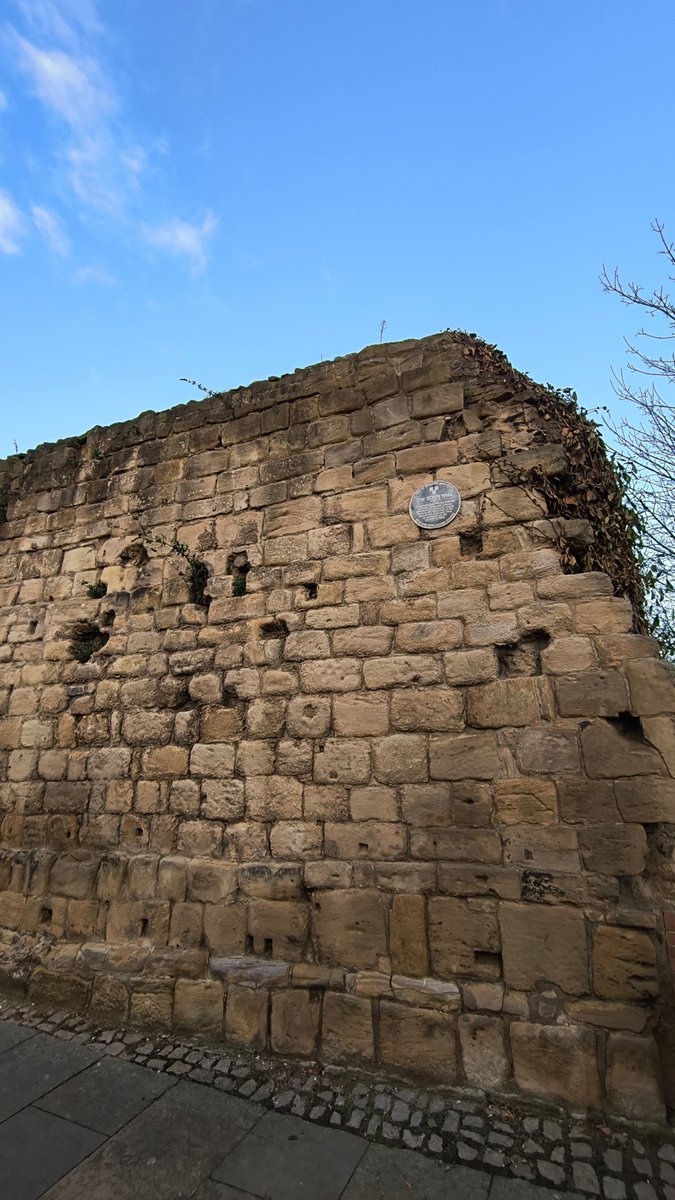 W2Week's tweet image. I love Newcastle, everywhere you go there's a piece of history 😍. This is a section of the old town walls. 

Built in the 13th and 14th  century this medieval defence had 6 gates.

#week2week #history #explore #newcastle #fyp #foryoupage #sightseeing #staycation #NUFC #