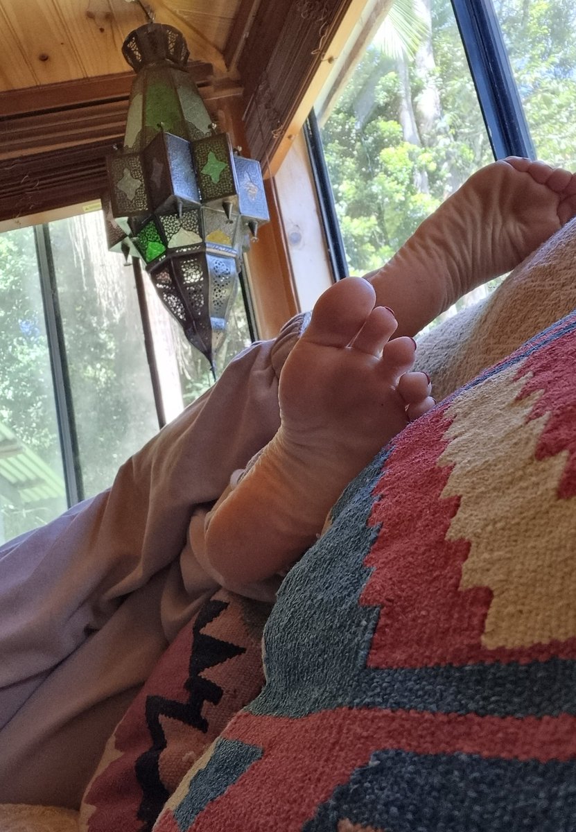 Who's going to straighten out these wrinkles! 

#barefoot #soles #feetworshi̇p #wrinklysoles