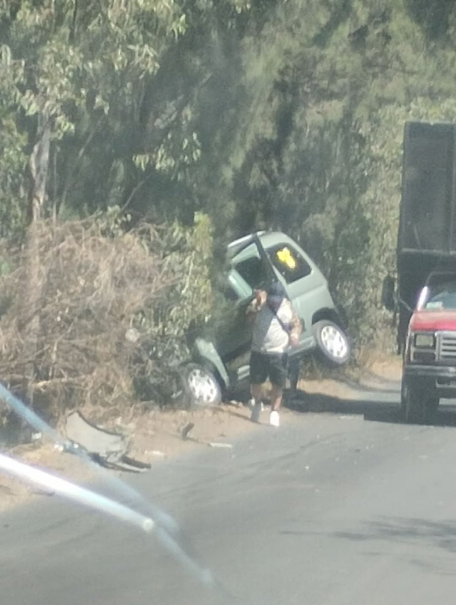 AbejorroMedia's tweet photo. 🚨🚨🚨

#Trágico #accidente fue captado en video esta tarde en #Chalco #Tláhuac. Se observa cómo un #camión de #transporte #público invade el carril contrario y se impacta contra un coche. Ambos salen de la #carretera. Las autoridades no han dado información, varias  personas lesionadas.

Info: @KaosAnwar