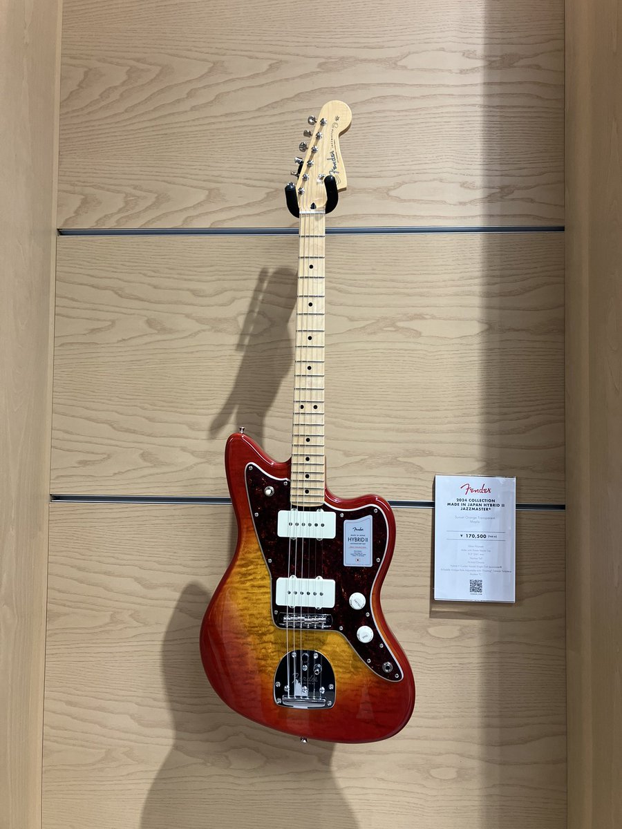 Murmurs_of_Eric's tweet photo. カッコいいなぁ😍・・買えない😢
（奥方の許可下りず）

#FenderFlagshipTokyo https://t.co/8pdhnHHX9u