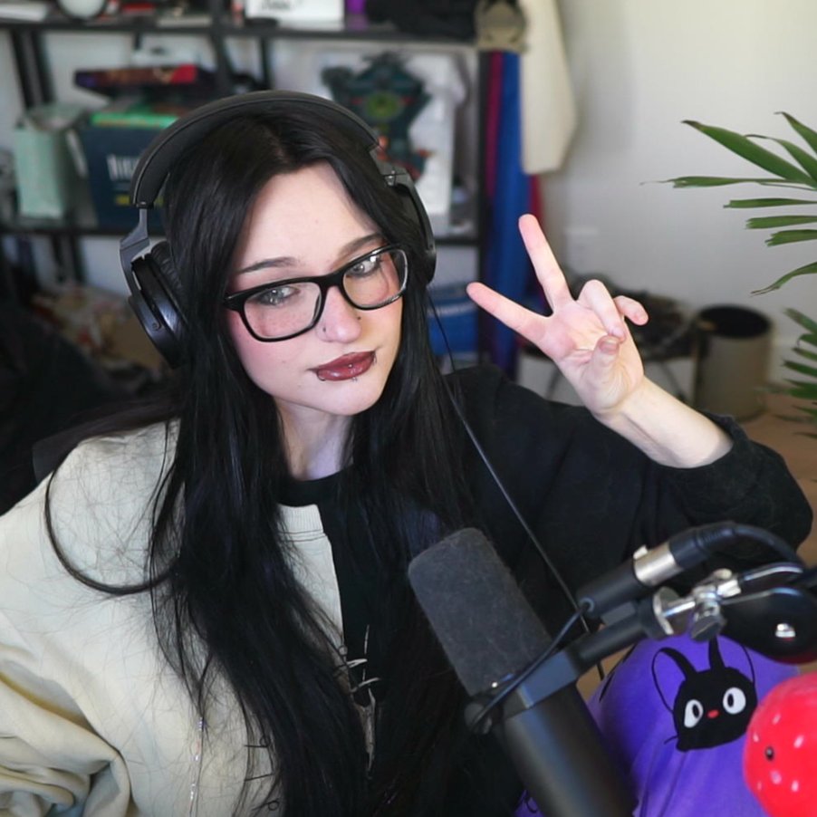 HI GUYS IM LIVE! Slowly working on going live earlier 
twitch.tv/nihachu