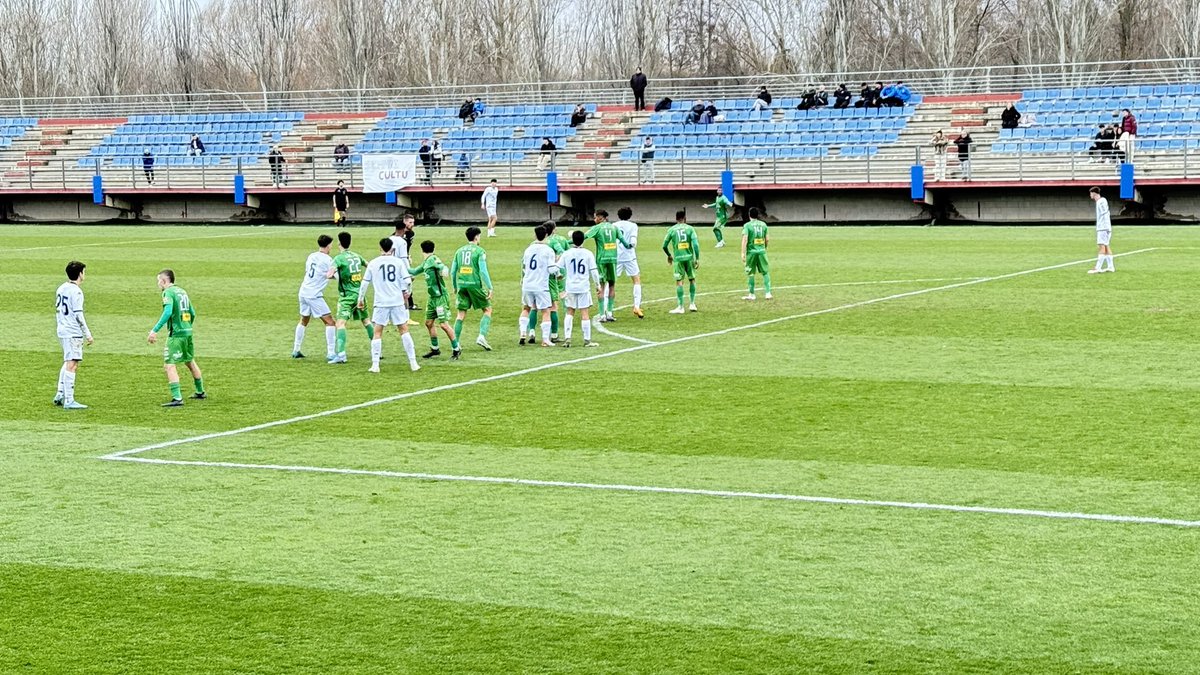 supercarlosleon's tweet photo. Final de partido en el Área Deportiva de Puente Castro. Resultado justo y césped en perfectas condiciones. 
@CultuAcademia 1
@AtleticoAstorga 2
El cuadro maragato tiene casi todas las posibilidades para lograr el ascenso directo
#astoga #atleticoastorga 
#cultural #esradioleon https://t.co/sjkUiL7a6l