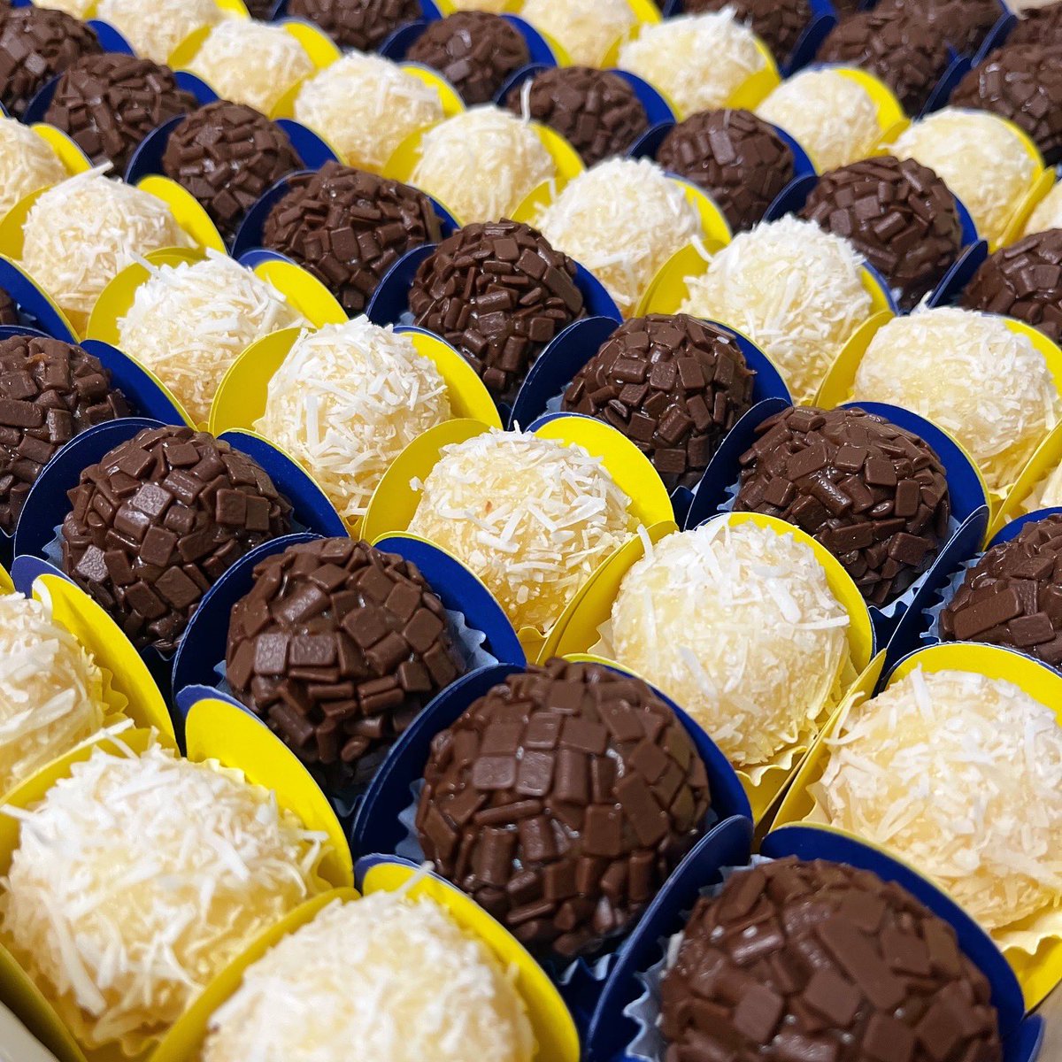 blendcacau's tweet image. E como sempre, os docinhos mais incríveis 😍😋 impossível comer 1 só 🥳 brigadeiros e beijinhos ❤️
Encomendas Blend (65) 99258 8824 📲 

#docinhos #brigadeiro #bakeoffbrasil #beijinho #delicious #sabado #encomendas #cuiabá #brasil #obrigadosenhor