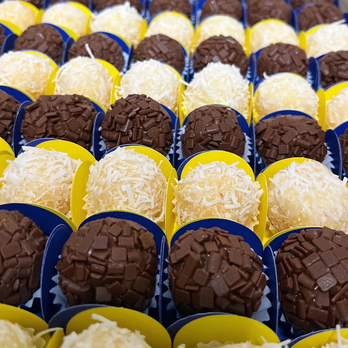 blendcacau's tweet image. E como sempre, os docinhos mais incríveis 😍😋 impossível comer 1 só 🥳 brigadeiros e beijinhos ❤️
Encomendas Blend (65) 99258 8824 📲 

#docinhos #brigadeiro #bakeoffbrasil #beijinho #delicious #sabado #encomendas #cuiabá #brasil #obrigadosenhor