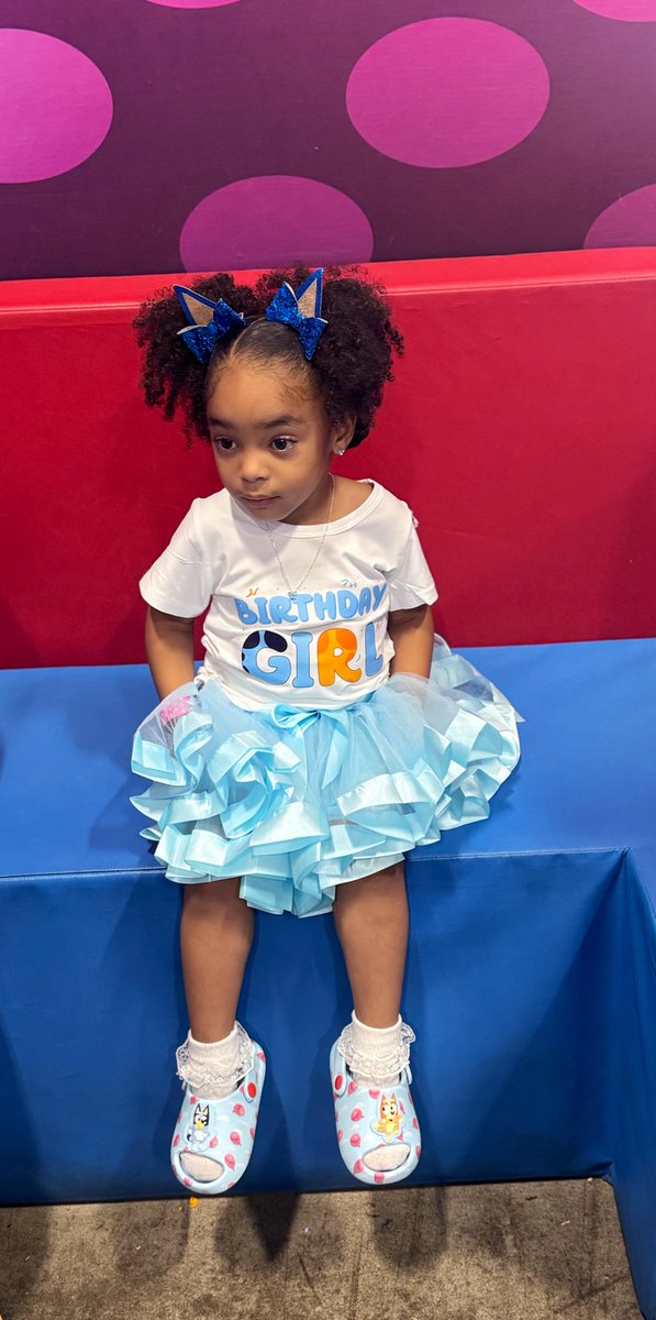 cd2solid's tweet image. 3rd birthday was a success. Don’t let the blank stare fool you lol 🎉🎊🌹