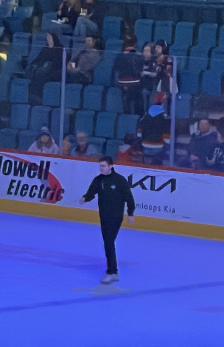 HanginWithMyDog's tweet photo. Well, here we are. Pretty fancy in here. Prospera has some work to do, facility wise. #GoRocketsGo (Webby strutting his stuff) https://t.co/8Yb6jZ1g8n