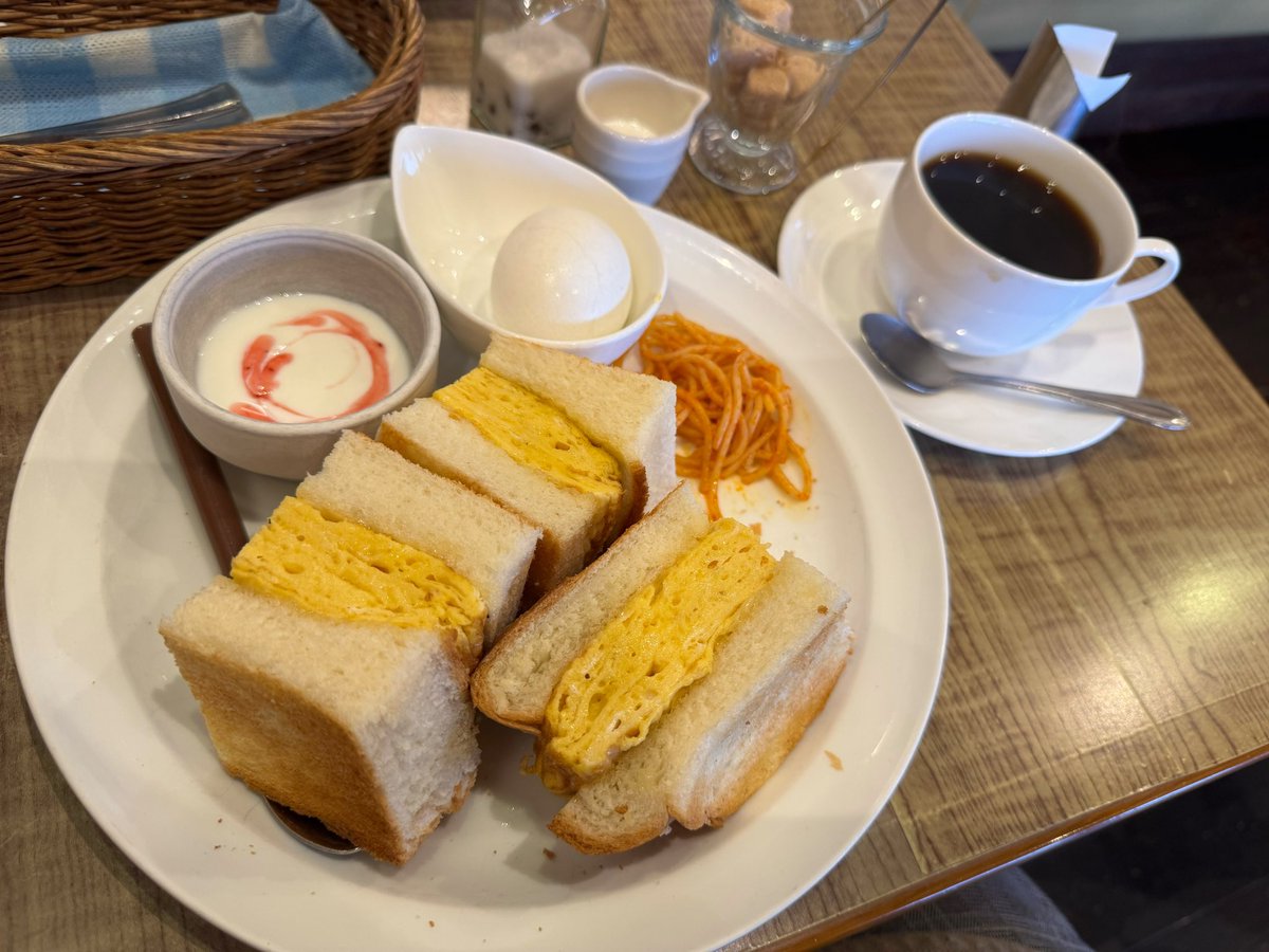 sunnytomorrow_'s tweet photo. 今日のモー活。ご近所なのに何故か長らく来てなかったお店。熱々の厚焼きたまごサンドに声が漏れる。ビートルズを聴きながらハフハフ止まらない!最高でした‼︎写真は待ちきれずに一切れ食べた後。サラダバー&スープもいただきお腹いっぱいー
#Lecafe #丸亀市 #モーニング https://t.co/3xdezdmKhj