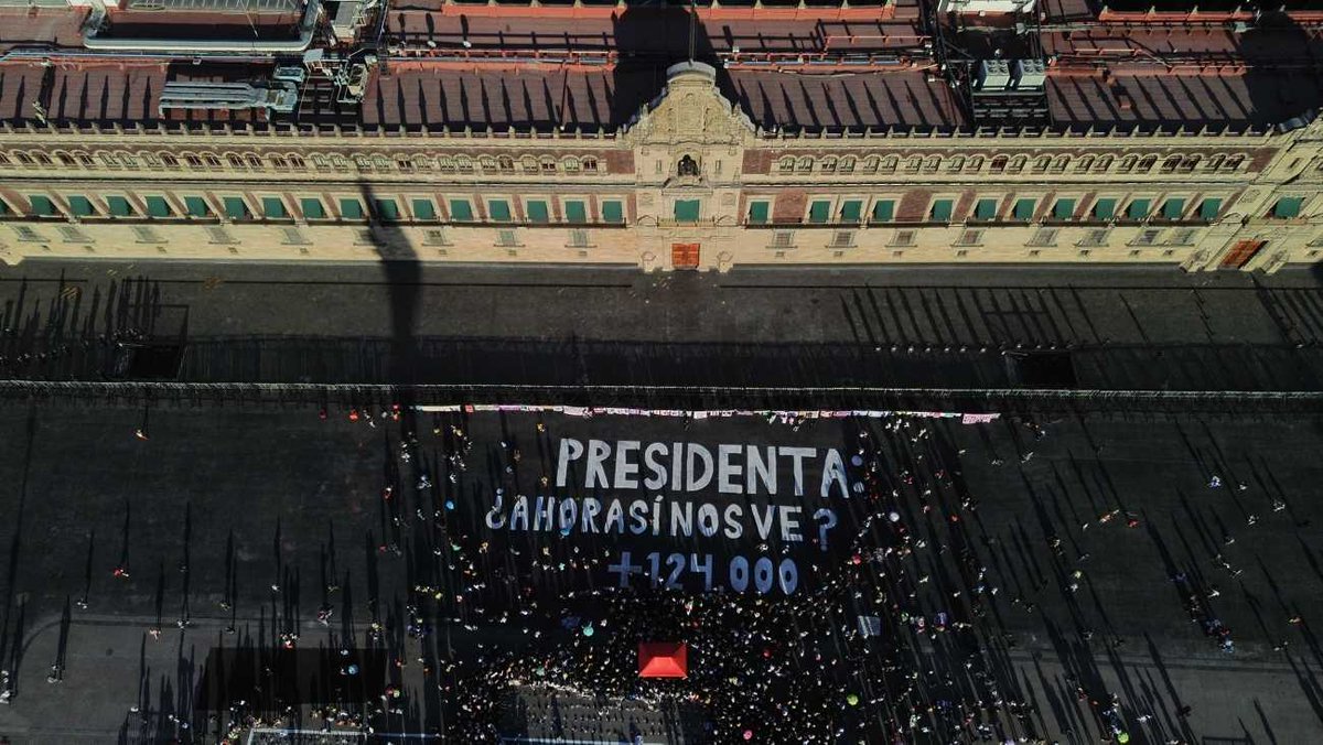 alexmelon's tweet photo. Miembros de la sociedad civil, familiares y victimas de desaparecidos protestan en el zócalo de la Ciudad de México después de haber encontrado un campo de concentración en Teuchitlán, Jalisco. @julioastillero https://t.co/ayexMBhcko