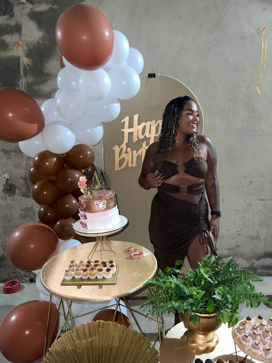 20 aninhos brilhando em vida! ✨🤎🍻🎉🙏🏾💋
