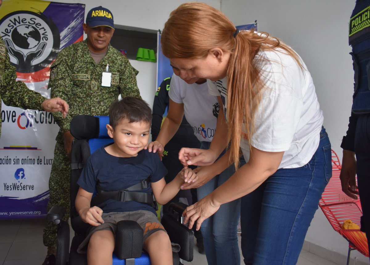 📸 | En Sincelejo, Coveñas y Lorica, la @esfimoficial, el Batallón de Infantería de Marina No.14, y la Fundación Yes We Serve entregaron 3 sillas neurológicas a personas con discapacidad, sumando esfuerzos por un cambio real. 💙🇨🇴⚓