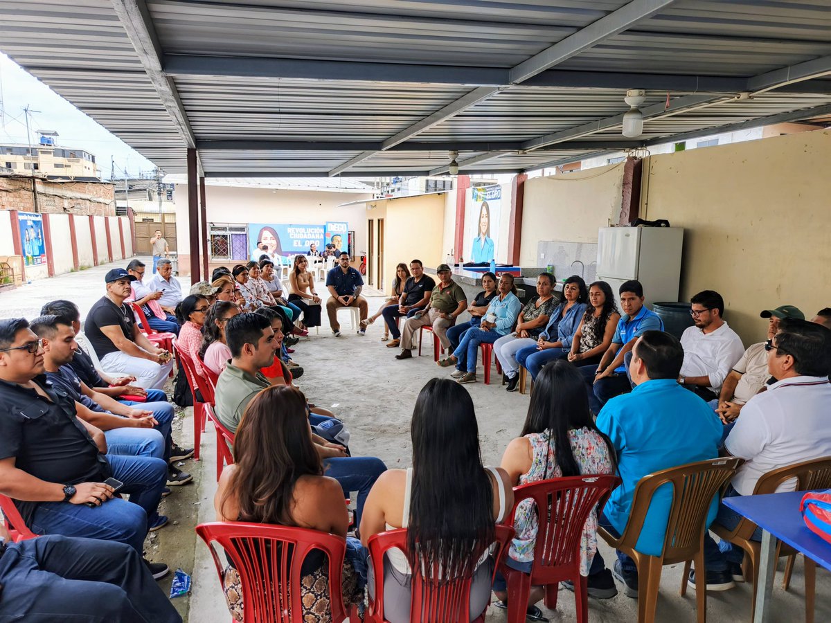 DiegoSalasB's tweet photo. Nos reunimos con las brigadas ciudadanas RC5 en Machala, compañeros y compañeras q han apoyado durante la campaña, junto a @LuisaGonzalezEc cumpliremos el objetivo, #RevivirEcuador, vamos con más fuerza y convicción en esta segunda vuelta.

#LuisaPresidenta #LaEsperanzaEsNuestra https://t.co/HhliQtfuSe