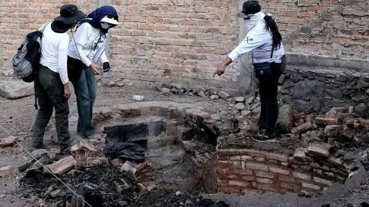 DeniseMeadeG's tweet image. #ÚLTIMOMOMENTO

NI 200 NI 400 NI 600 CUERPOS,
SON APROXIMADAMENTE 1500 CUERPOS‼️

HABRÍAN SIDO INCINERADOS EN LOS HORNOS LOCALIZADOS EN JALISCO POR GRUPOS CRIMINALES

▪️FISCAL DE JALISCO DEBE RENUNCIAR, QUE RARO QUE CATEARON ESE PREDIO EN SEPTIEMBRE Y NO SE DIERON CUENTA DE NADA…