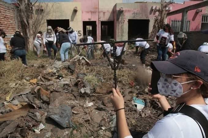 DeniseMeadeG's tweet image. #ÚLTIMOMOMENTO

NI 200 NI 400 NI 600 CUERPOS,
SON APROXIMADAMENTE 1500 CUERPOS‼️

HABRÍAN SIDO INCINERADOS EN LOS HORNOS LOCALIZADOS EN JALISCO POR GRUPOS CRIMINALES

▪️FISCAL DE JALISCO DEBE RENUNCIAR, QUE RARO QUE CATEARON ESE PREDIO EN SEPTIEMBRE Y NO SE DIERON CUENTA DE NADA…