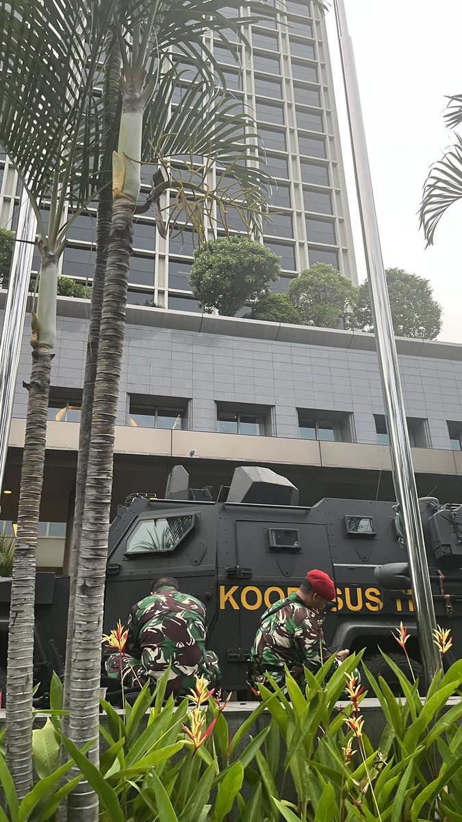 KontraS's tweet image. Mari terus dengungkan #TolakRUUTNI 🙌

Terus jaga fokus &amp;amp; pantau apa yang terjadi di hotel mewah itu. Info secara berkala bisa cek di @barengwarga 🫵

Situasi yang berlangsung pagi ini 👇