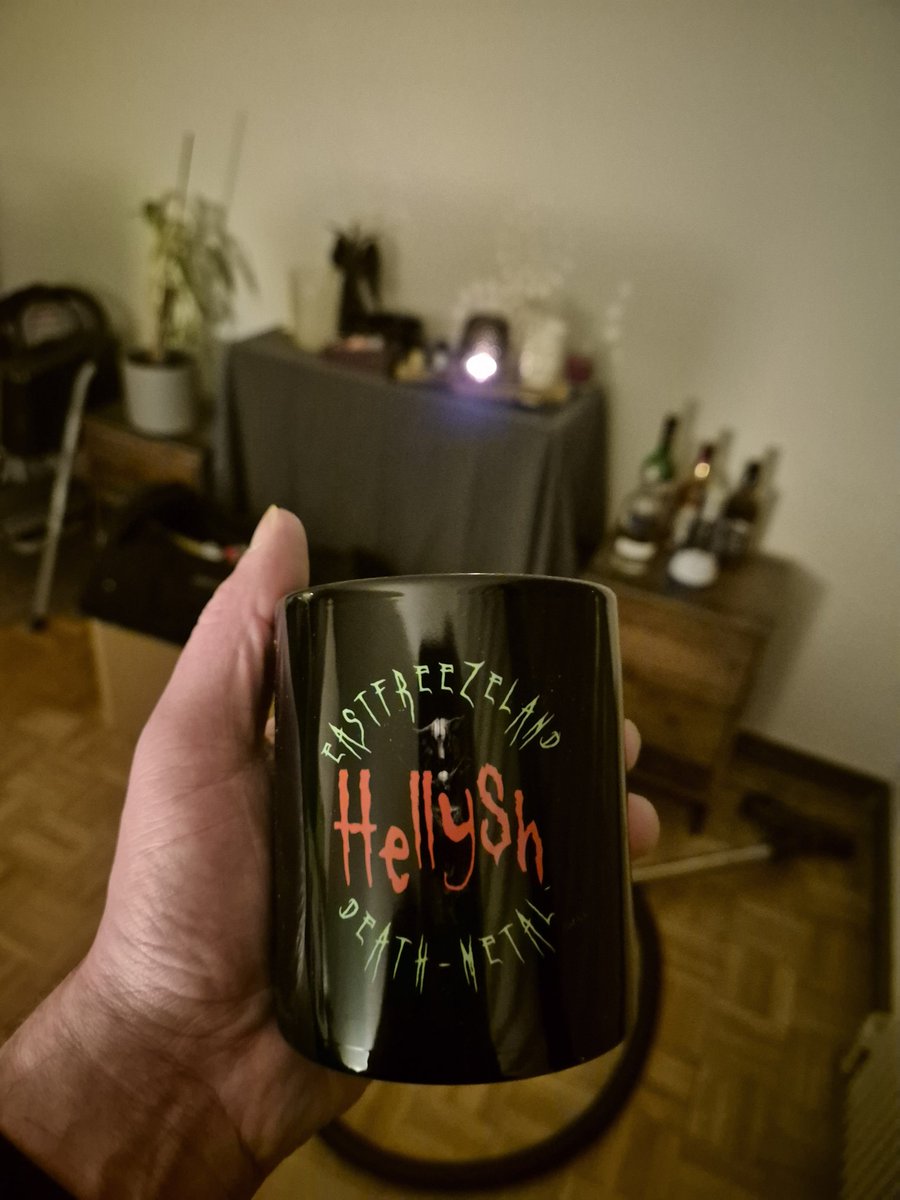 HDDA04's tweet photo. Das Thema "richtige Bürokaffeetasse" wäre hiermit erledigt. 
#hellysh https://t.co/MxvrEIfBOo