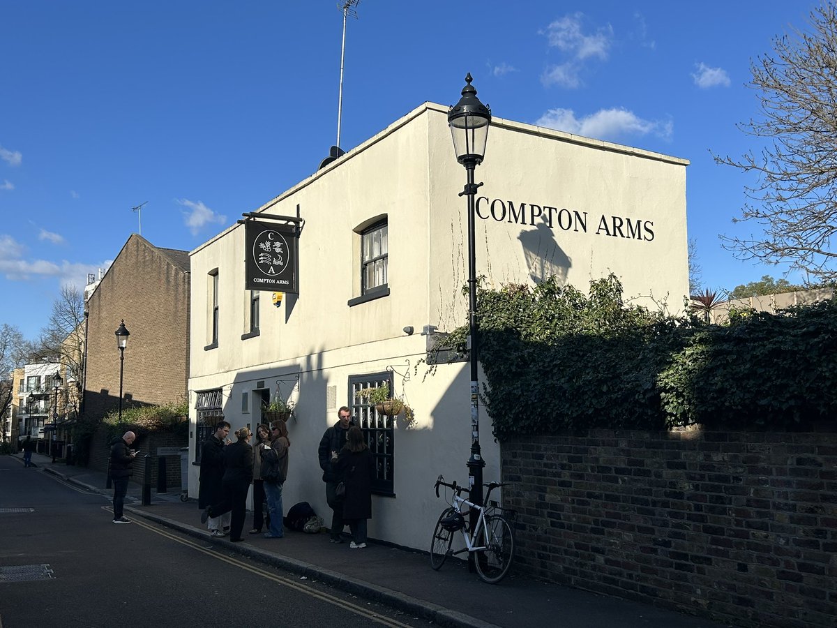 PubsSaving's tweet image. The Compton Arms, 4 Compton Avenue #n1 Looking magnificent in the sun this afternoon! #pubs #communitypubs