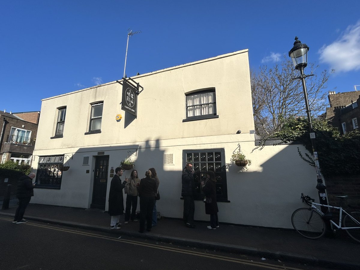 PubsSaving's tweet image. The Compton Arms, 4 Compton Avenue #n1 Looking magnificent in the sun this afternoon! #pubs #communitypubs