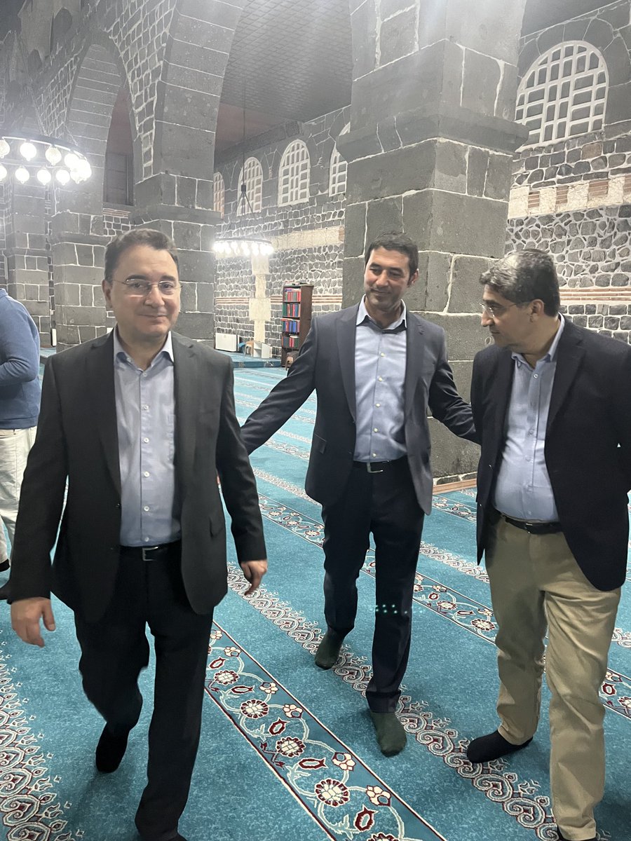 CTelliagaoglu's tweet photo. Deva Partisi Genel Başkanı Ali BABACAN ve Genel Başkan Yardımcımız Mv.Mehmet Emin Ekmen ve Genel merkez heyeti ile Diyarbakır Deva olarak iftar proğramı gerçekleştirdik  

Kendilerine hoş sohbetlerinden ötürü teşekkürlerimi sunuyorum 
⁦@emin_ekmen⁩ 
⁦@alibabacan⁩ https://t.co/woQFiaraVC