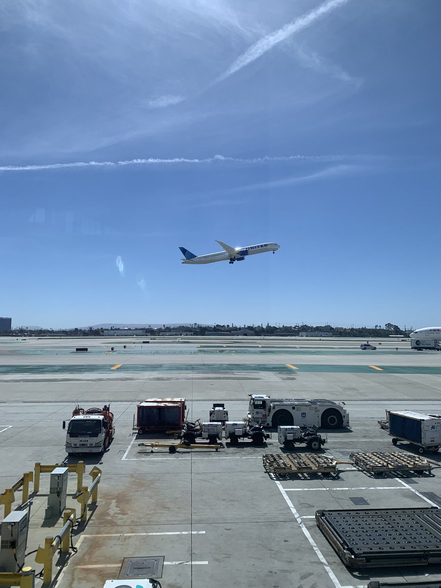 StudioMortlake's tweet photo. 再び空港✈️に来ました。これから帰ります。日曜日の夜に着いて、月曜日の朝から仕事。充実してますね！って、今週の人間ドックの結果がどうなることやら。

とりあえず飛行機の中では寝よう。あれ、寝たらいけないパターン？！ https://t.co/qQaqARLFSU