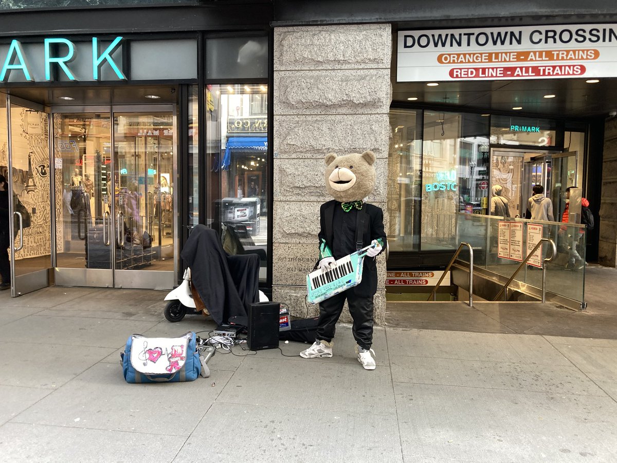 FortPointer's tweet photo. Always nice to see #KeytarBear spicing up #DTX. Downtown is jamming today. โค๏ธ https://t.co/lPOH1hVEWi