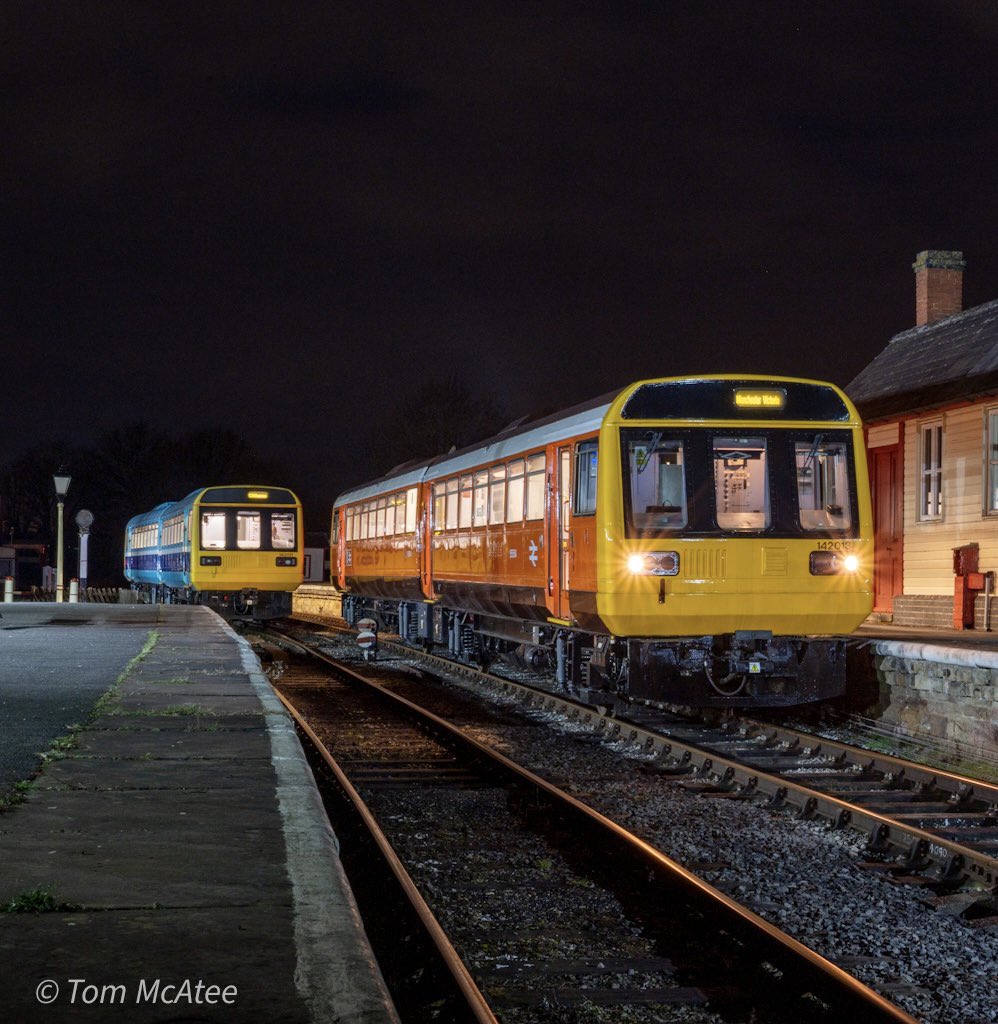 McateeTom's tweet image. Orange or Blue which is for you… Pacers 142011 142013 pose at the 40th Anniversary Pacer photocharter at The Midland Railway Centre. Thanks to Tom Robson and others for a superb event. 15th March 2025. 📸 🏙️

⭐️ Gift Store ⬇️🏞️🚂
railwayartprintshop.etsy.com

#class142 #railways