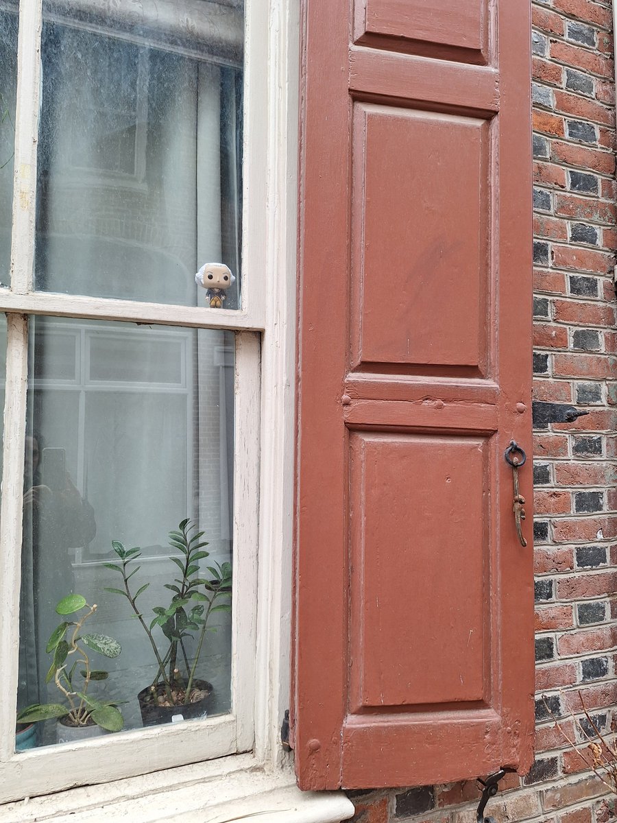 phunnyphilly's tweet image. George Washington hanging out on Elfreth's Alley. He said he's appalled with what's happening to our government. Wanted to know if the Constitution still existed. 
#SeenInPhilly