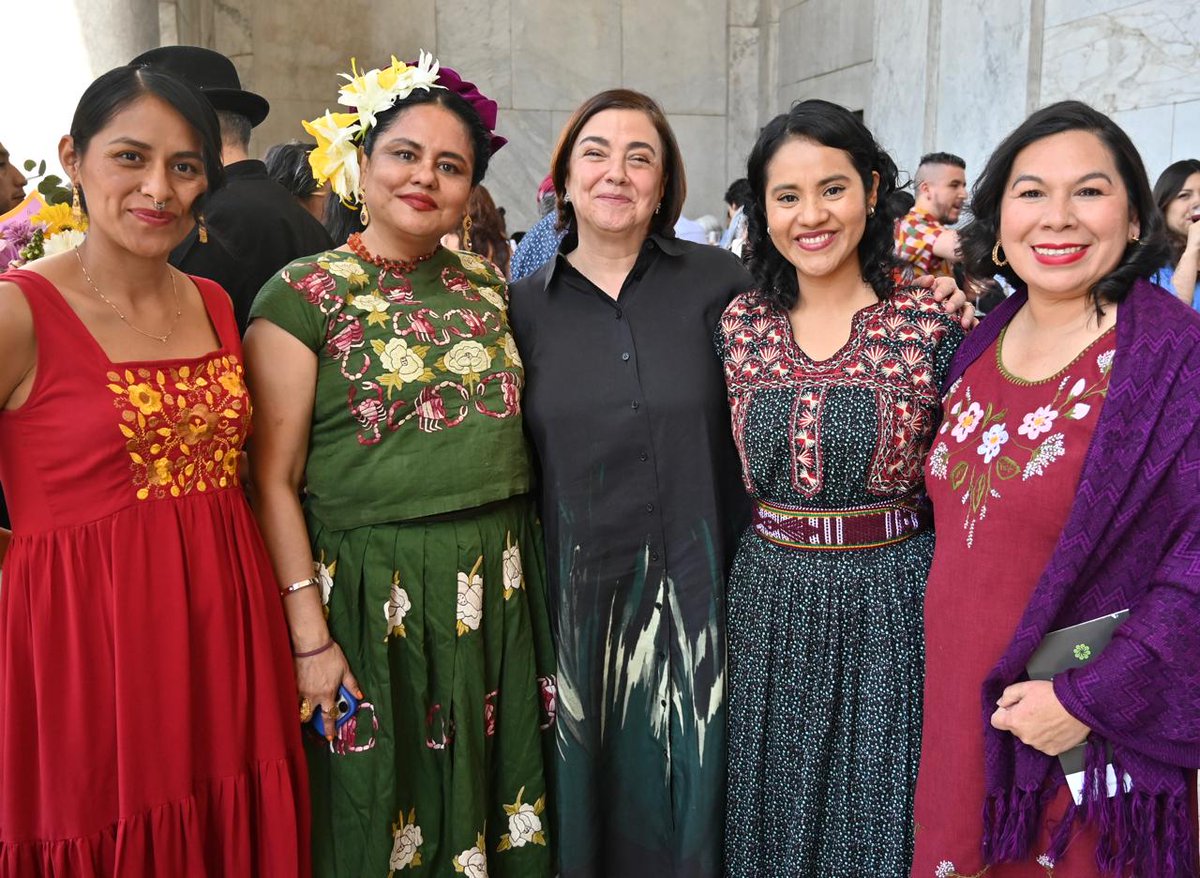 bellasartesinba's tweet photo. Hoy se llevó a cabo el Recital de Poesía en Lenguas Originarias, que reunió a más de mil personas en la Sala Principal del Palacio de Bellas Artes. Por primera vez, diez mujeres poetas fueron convocadas para compartir sus obras en el recinto cultural más importante de México.

Con este evento, el Instituto Nacional de Bellas Artes y Literatura reconoce y promueve la diversidad de pensamientos, lenguas y formas de hacer literatura y arte.