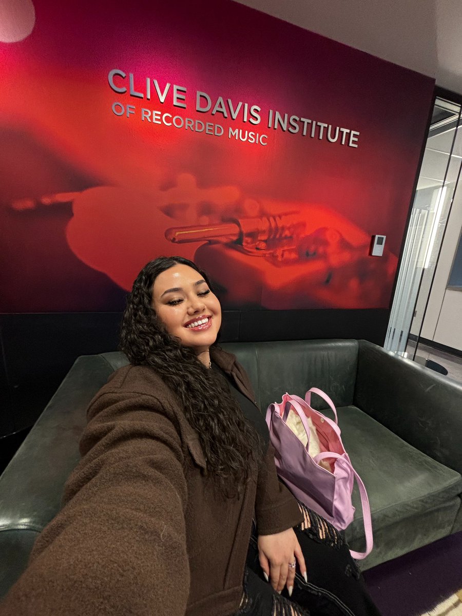 geminitoofly's tweet photo. just gave a guest lecture on music marketing at NYU!!! the Clive Davis Institute! i can’t believe this is my life type feeling!!! https://t.co/DHsRTj0tE3