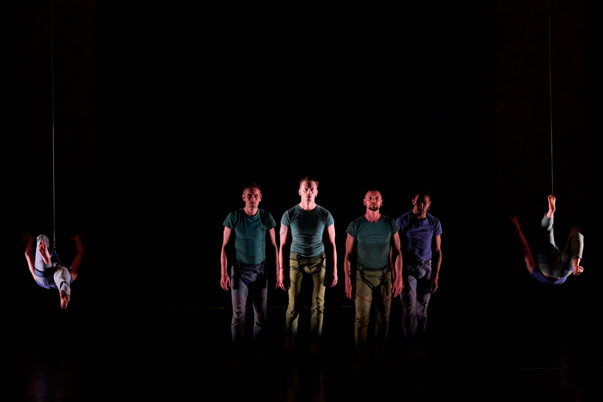 FundBaluarte's tweet image. 👏 Esta noche hemos 'volado' y disfrutado con #Vertikal, un espectáculo lleno de acrobacias, equilibrio, fuerza y juego de luces basado en la combinación de la danza aérea y el #hiphop que ha llegado a @baluarte de la mano de @MouradMerzouki. 
¡Gracias!