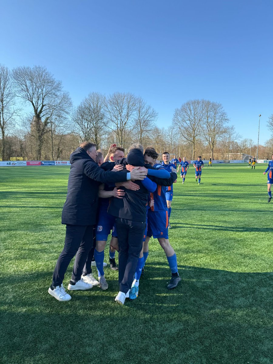 Een uitslag is altijd terecht, maar dat voelt niet altijd zo! 
Soms heb je een middag dat alles klopt, behalve de uitslag🤷‍♂️
Deze foto is meer dan alleen juichen na een goal!🙏 #trotsopditteam 🔵🟠#eerommeetewerken