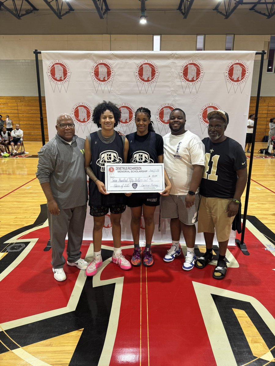 Such a honor to be able to gift 2 Scholarships to these seniors in our program. 
@EJMurray8 <a href="/ECunitedbball/">eastcoastunited</a> <a href="/PrepGirlsHoops/">Prep Girls Hoops 🏀</a> <a href="/SportsBrevard/">BrevardSportsNetwork</a> <a href="/hunterkeithl/">Keith Catfish Hunter</a> #ECU #EastCoastUnited