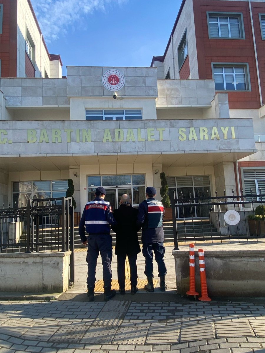 Bartın’da, İl Jandarma Komutanlığı ekiplerince gerçekleştirilen başarılı operasyonlarda, uzun süredir aranan iki hükümlü yakalandı.

bartinduysun.com/bartinda-arana…
