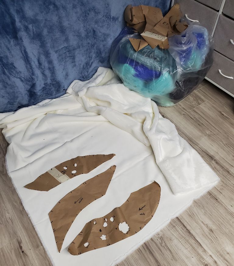 big tail time 🦈 having a decent-sized workspace is such a nice change of pace

#fursuitmaker #fursuitwip #furry