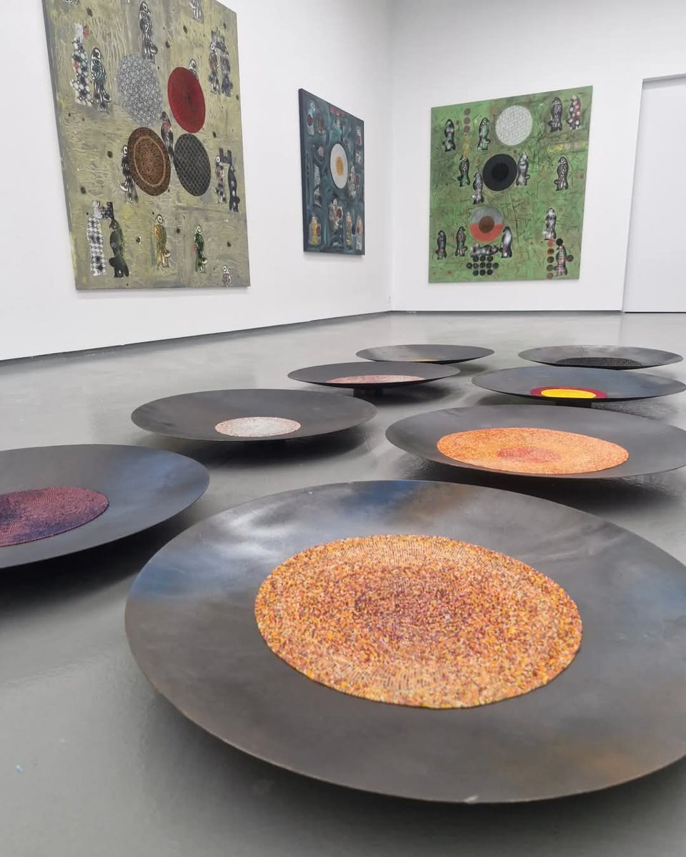 "Gölgenin Arkasındaki" Sergisi Açıldı! ✨
Prof. Dr. Hüsamettin Koçan'ın  "Gölgenin Arkasındaki" sergisi, kadın emeğinin, hayal gücünün ve geleneksel sanatın gücünü bir araya getiriyor.
Bu sergi, Bayburtlu kadınların üretime katılımını destekleyen yaratıcı süreçlerin bir yansıması