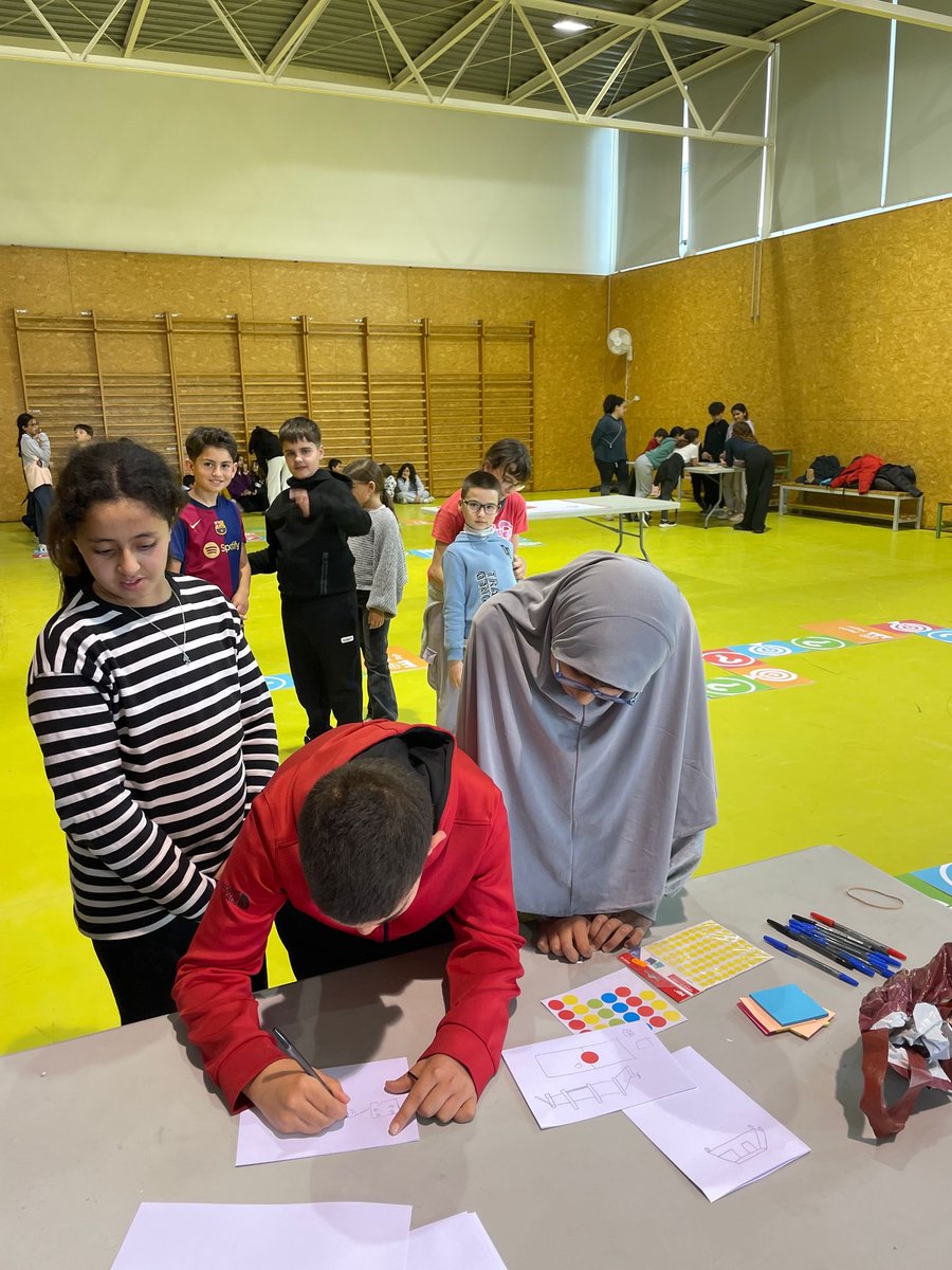 Esc Font del Roure tweet media