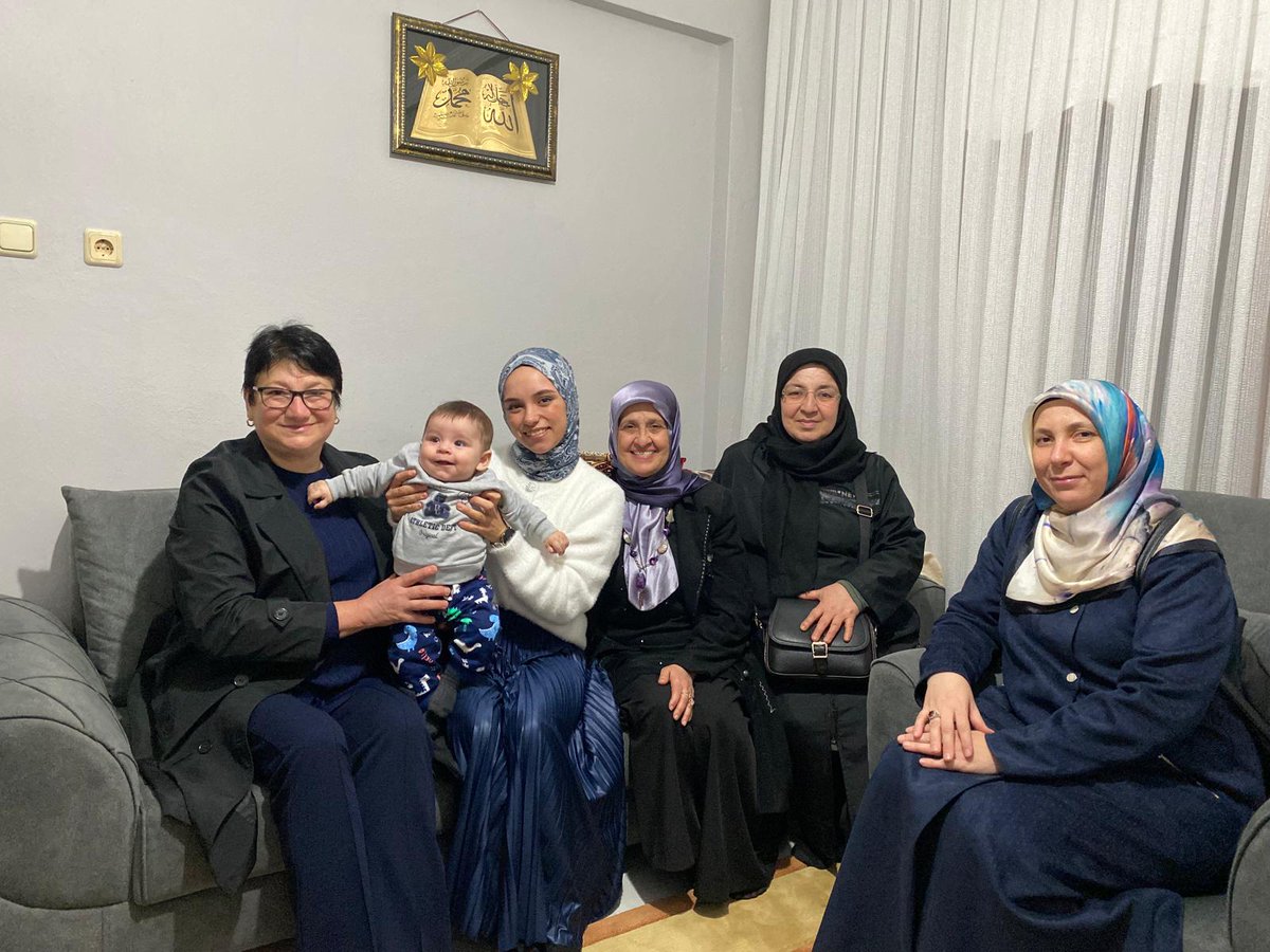 Karamurselakkad's tweet photo. 📍İFTTAR:15

Akparti  Karamürsel  Kadın Kolları Teşkilat Başkanı Sn Deniz Çetinkaya  Ve Kadın  Kolları Yöneticilerimiz Sn  Meryem Çetin. Hanımefendinin Gönül Sofrasına konuk olduk.
Bizleri sıcak ve samimi sohbetleriyle ağırlayan değerli ailelerimize gönülden teşekkür ediyoruz.💐 https://t.co/IkapiMJjNb