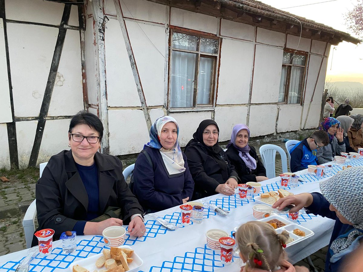 Karamurselakkad's tweet photo. 📍İFTTAR:15

Akparti  Karamürsel  Kadın Kolları Teşkilat Başkanı Sn Deniz Çetinkaya  Ve Kadın  Kolları Yöneticilerimiz Sn  Meryem Çetin. Hanımefendinin Gönül Sofrasına konuk olduk.
Bizleri sıcak ve samimi sohbetleriyle ağırlayan değerli ailelerimize gönülden teşekkür ediyoruz.💐 https://t.co/IkapiMJjNb