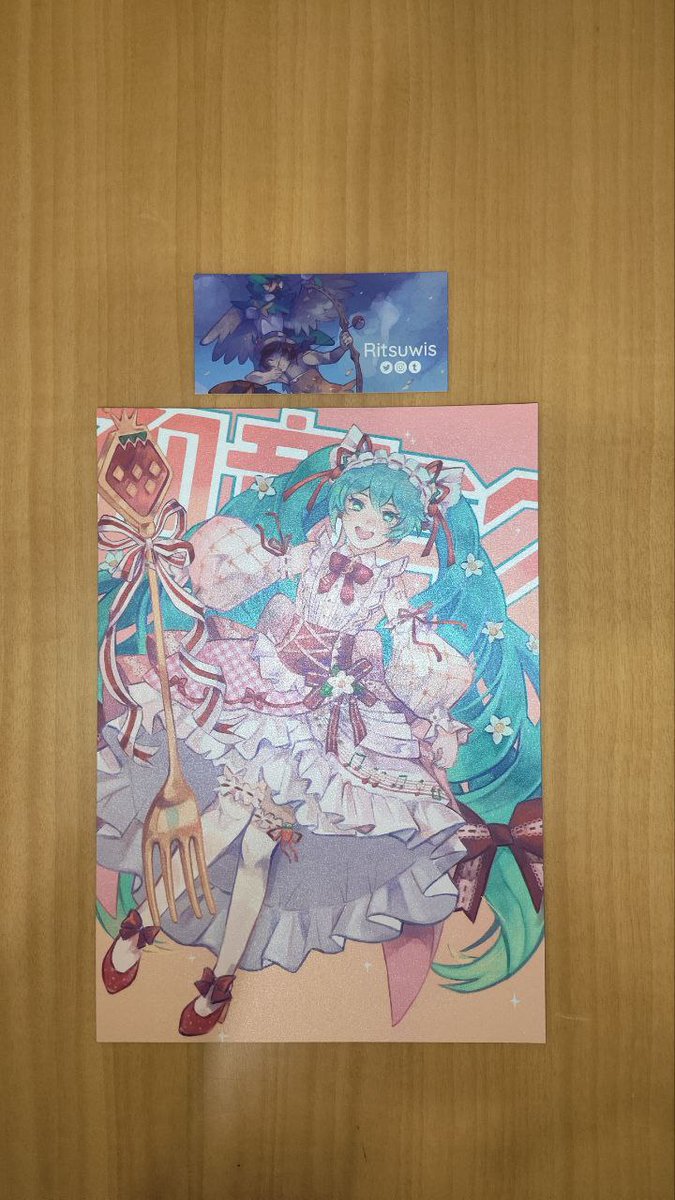 <a href="/ritsuwis/">Silvia ☕🌻🔜 Japan Expo Paris</a> 

Print de estilo perlado de Miku Strawberry