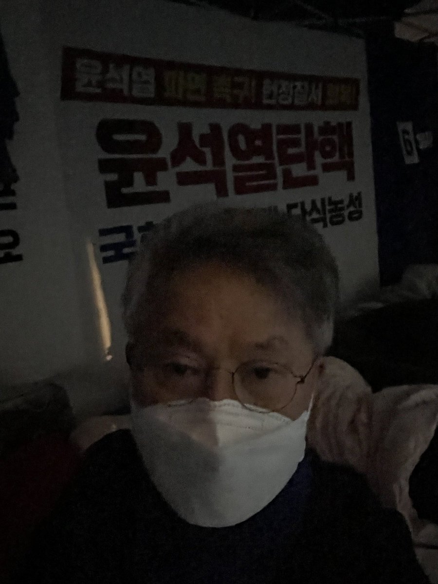 Minhyungbae's tweet photo. 단식농성 엿새째 아침입니다. 새벽달 대신 비가 내립니다. 청신합니다. 가쁜하게 일어났습니니다. 걷는 것도 편합니다. 어제는 괜한 걱정을 했나 봅니다. 신기합니다. 간밤의 '목욕탕 효과'일까요? 
주말 광화문 집회를 보고도 헌재가 선고를 서두르지  않는다면 국민배신입니다. 윤석열을 파면하라! https://t.co/IRZmMeReGD